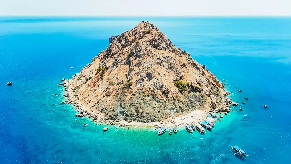 Excursión en Barco para Grupos Pequeños por la Isla Suluada con Almuerzo